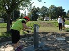 U cyklostezky podél řeky Dřevnice vzniklo pítko.