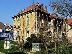 Část budovy na Sokolské musela jít k zemi. Hrozilo, že se zřítí na obytný dům